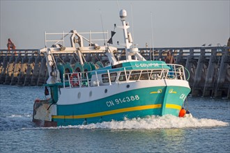 Chalutier de retour de pêche à Trouville-sur-Mer