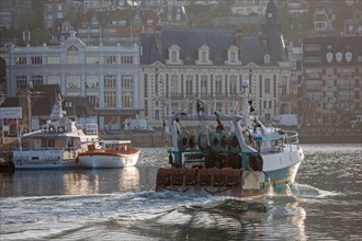 Chalutier de retour de pêche à Trouville-sur-Mer