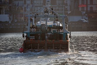 Chalutier de retour de pêche à Trouville-sur-Mer