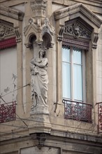 Lyon, sculpture d'angle Place des Cordeliers