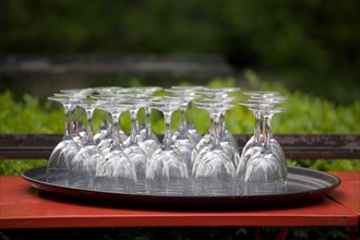 Verres à pied posés sur un plateau