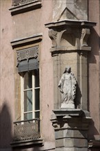 Lyon, statue de Vierge à l'angle d'un immeuble