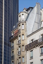 Paris, Immeuble ancien contrastant avec la Tour Montparnasse