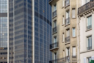 Paris, Immeuble ancien contrastant avec la Tour Montparnasse