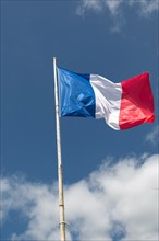 Sain-Lô, drapeau tricolore flottant au vent