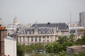 Paris, vue sur la mairie du 13e arrondissement et la coupole du Panthéon