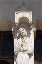 Basilique Sainte-Thérèse de Lisieux, statue du portail principal