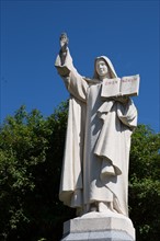 Lisieux, statue de sainte Thérèse à l'entrée de la basilique