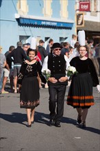 Défilé folklorique à Saint-Guénolé, Finistère Sud