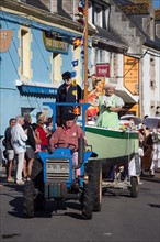 Défilé folklorique à Saint-Guénolé, Finistère Sud