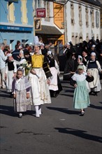 Défilé folklorique à Saint-Guénolé, Finistère Sud