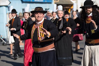 Défilé folklorique à Saint-Guénolé, Finistère Sud