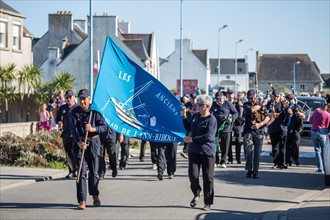 Défilé folklorique à Saint-Guénolé, Finistère Sud