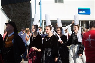 Défilé folklorique à Saint-Guénolé, Finistère Sud