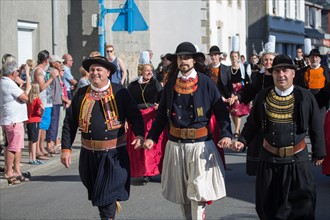 Défilé folklorique à Saint-Guénolé, Finistère Sud