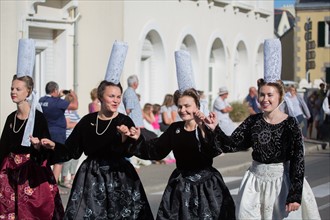 Défilé folklorique à Saint-Guénolé, Finistère Sud