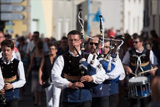 Défilé folklorique à Saint-Guénolé, Finistère Sud