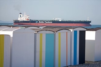 Le Havre, cabines aux portes de colorées, œuvre de Karel Mertens