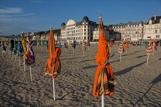 Trouville sur Mer, les parasols sur la plage et le Trouville Palace