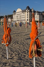 Trouville sur Mer, les parasols sur la plage et le Trouville Palace