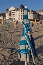 Trouville sur Mer, les parasols sur la plage et le Trouville Palace