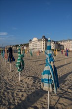 Trouville sur Mer, les parasols sur la plage et le Trouville Palace