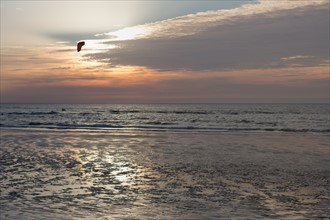 Trouville sur Mer, Kite surf au soleil couchant
