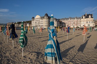 Trouville sur Mer, les parasols sur la plage et le Trouville Palace