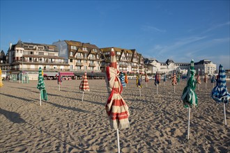 Trouville sur Mer, les parasols sur la plage