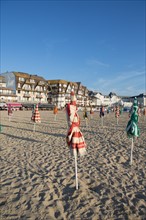 Trouville sur Mer, les parasols sur la plage