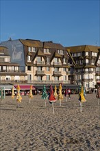 Trouville sur Mer, les parasols sur la plage