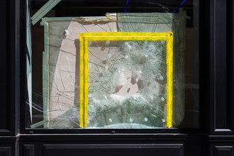 Lyon, rue Thomassin, vitrine cassée bordée de jaune