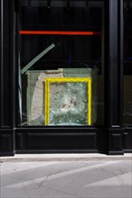 Lyon, rue Thomassin, broken windowshop