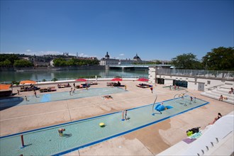 Lyon, Centre Nautique Tony Bertrand, piscine extérieure et vue sur le Rhône