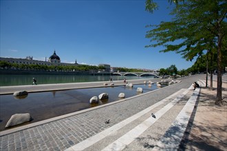Lyon, Quai Victor Augagneur, berges aménagées et vue sur le Rhône