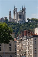 Lyon, vue sur la basilique Notre Dame de Fourvière depuis les quais du Rhône