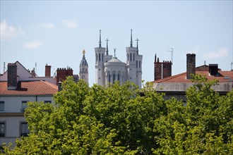 Lyon, vue sur la basilique Notre Dame de Fourvière depuis les quais du Rhône