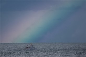 Dieppe, arc en ciel au large de la plage par temps d'orage