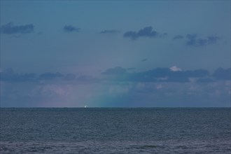 Dieppe, arc en ciel au large de la plage par temps d'orage