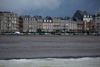 Dieppe, immeubles et hôtels du Boulevard de Verdun par tempête