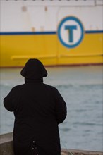 Dieppe, femme sur le quai face au ferry Seven Sisters de Transmanche Ferries