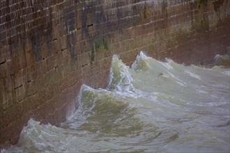 Dieppe, vague qui s'écrase sur la digue,