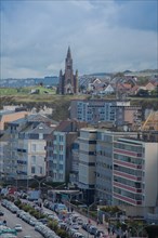 Dieppe, immeubles du front de met et chapelle Notre Dame de Bonsecours