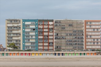 Le Touquet Paris Plage, cabines de bains et immeubles du front de mer