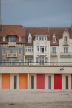 Le Touquet Paris Plage, cabines de bains et immeubles du front de mer