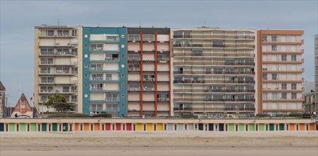 Le Touquet Paris Plage, cabines de bains et immeubles du front de mer