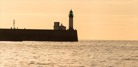 Mers les Bains, digue du port du Tréport