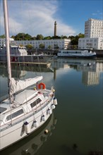 Lorient, port, bateau gris des douanes et voilier quittant le port