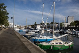 Lorient, port, bateaux amarrés à  quai