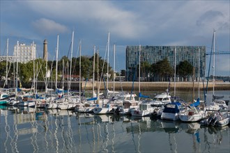 Lorient, port, bateaux amarrés à  quai et immeuble Lorient Agglomération